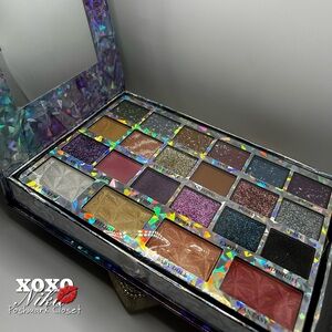 Smoke & Mirrors Colorful Eyeshadow Palette - 22 eyeshadow